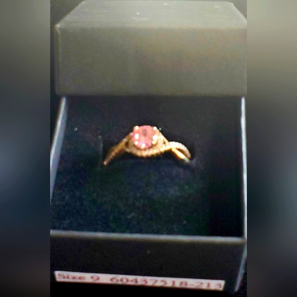 New  W.G.F.    ROUND PINK ZIRCON RING - Picture 3 of 3